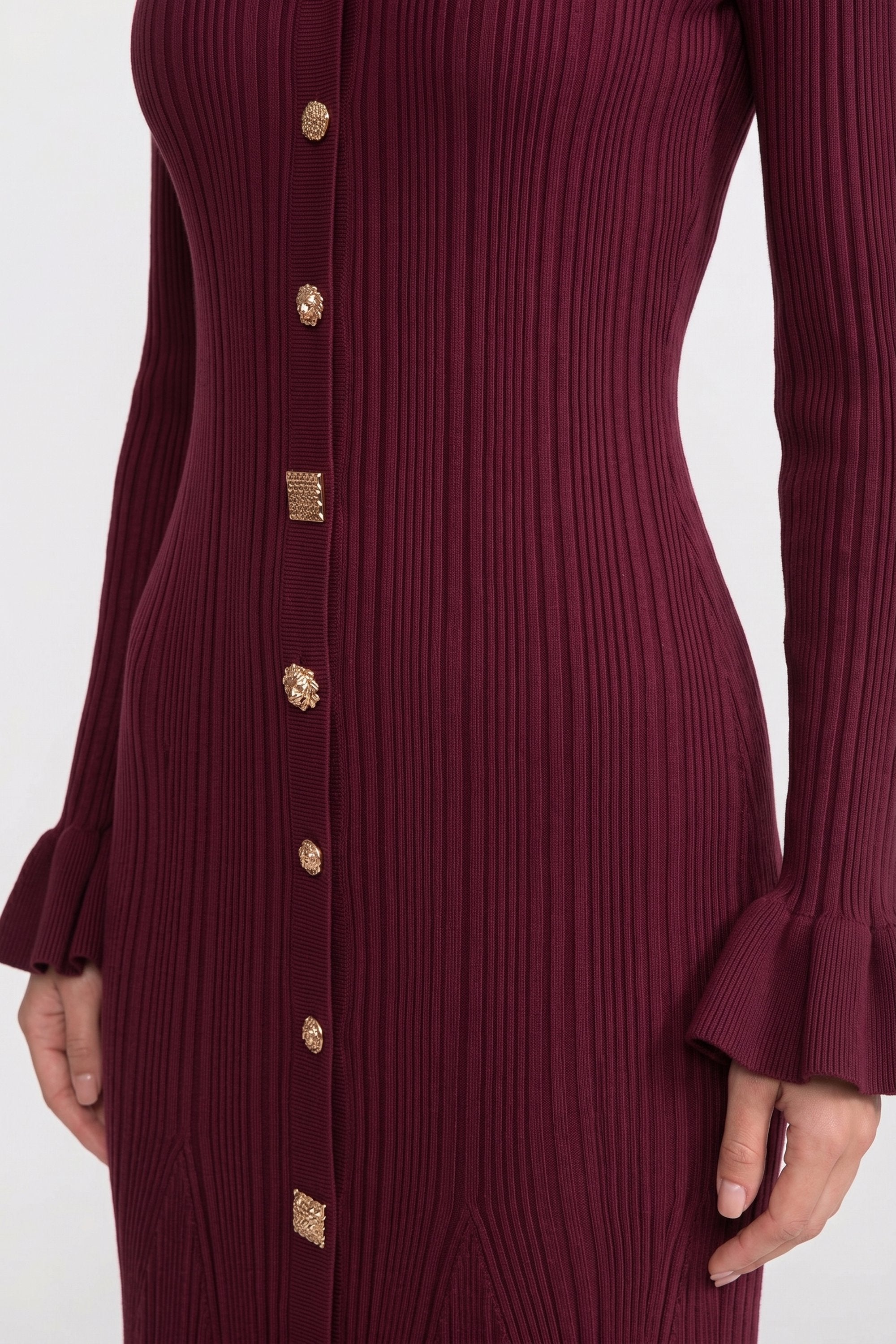 Geripptes Strick-Maxikleid mit V-Ausschnitt und Knopfleiste vorne sowie Rüschenmanschetten - Burgundy 