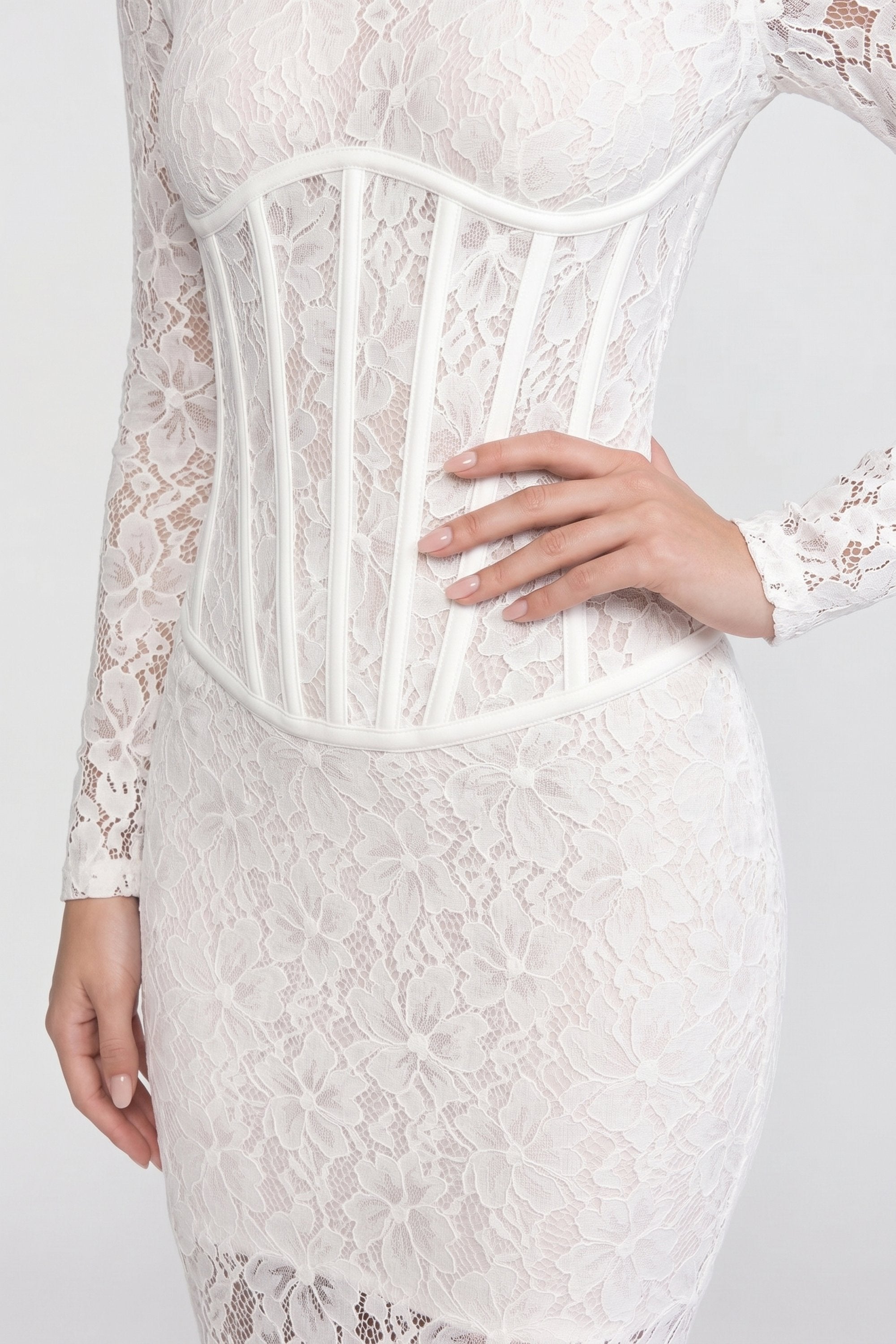 Langes Spitzen-Maxikleid mit hohem Kragen und langen Ärmeln in Column-Silhouette - Weiß 