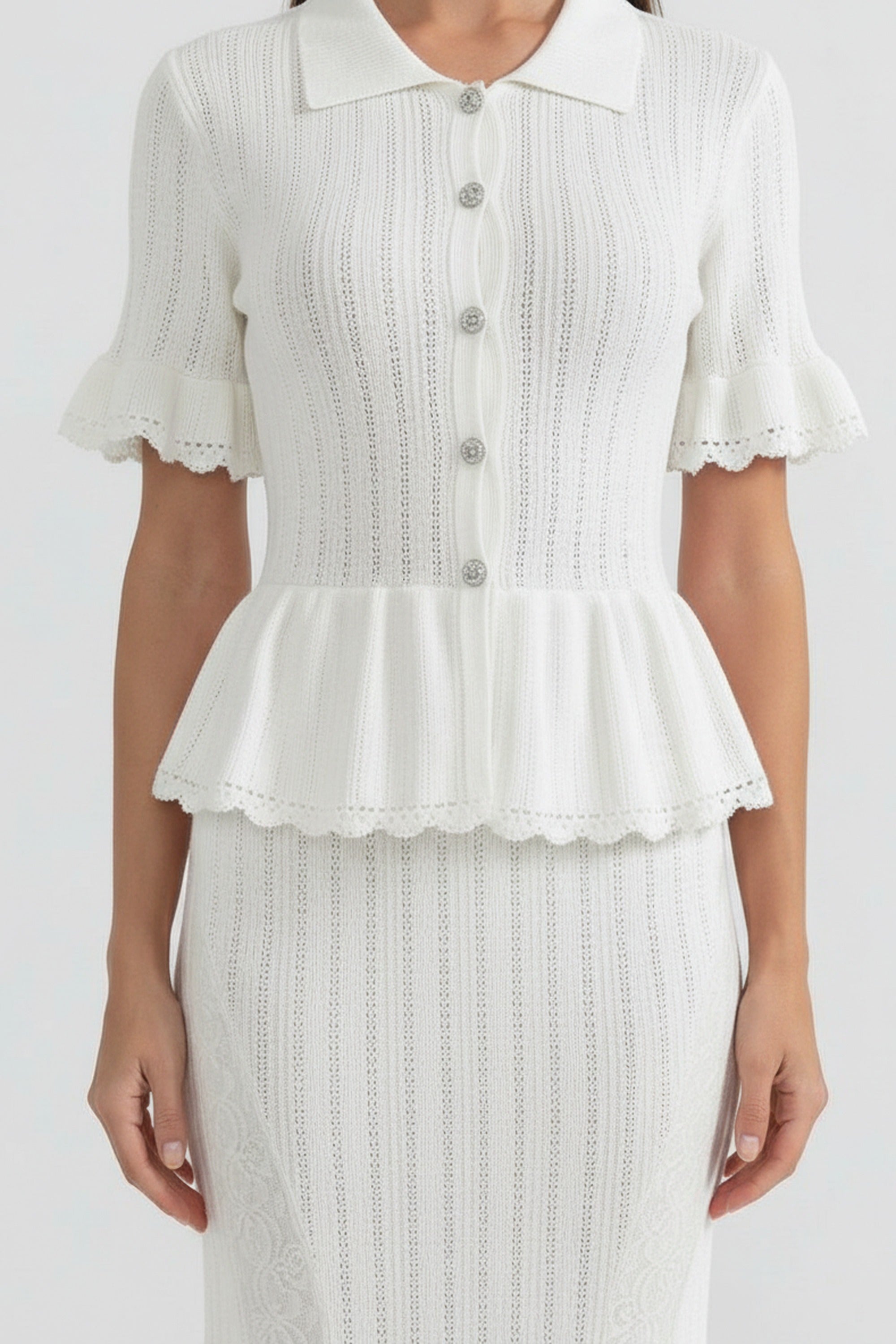 Maxikleid aus Strick mit Peter-Pan-Kragen, Peplum und Spitzen-Saum – Weiß 