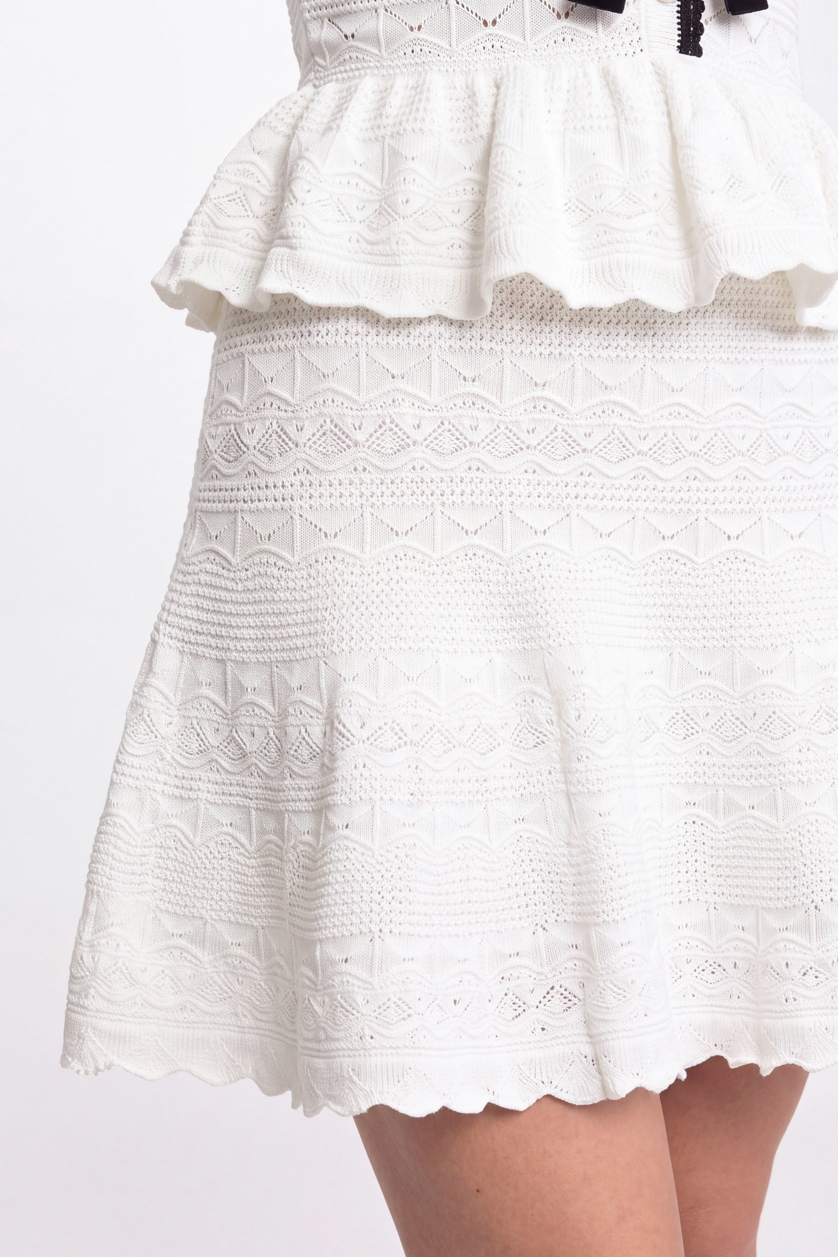 Peplum-Strick-Minikleid mit Kontrastbesatz und Schleife - Weiß 
