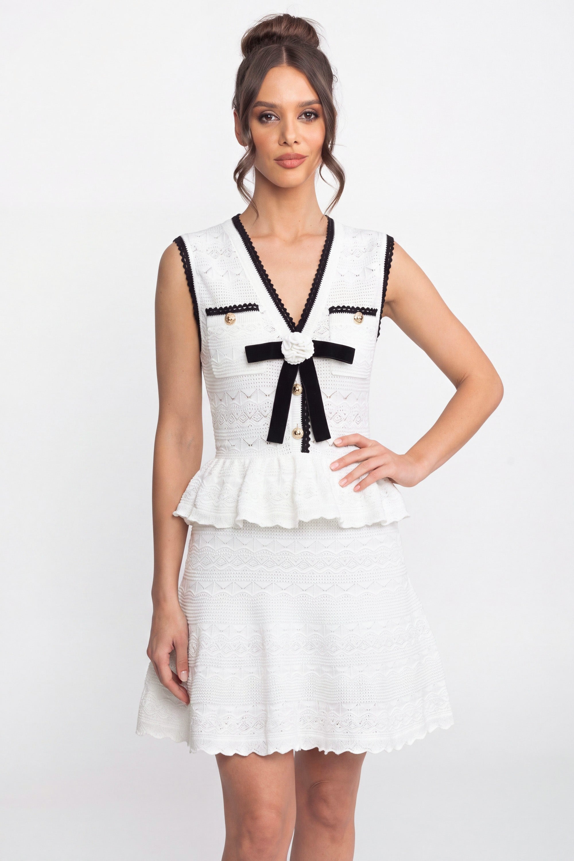 Peplum-Strick-Minikleid mit Kontrastbesatz und Schleife - Weiß 