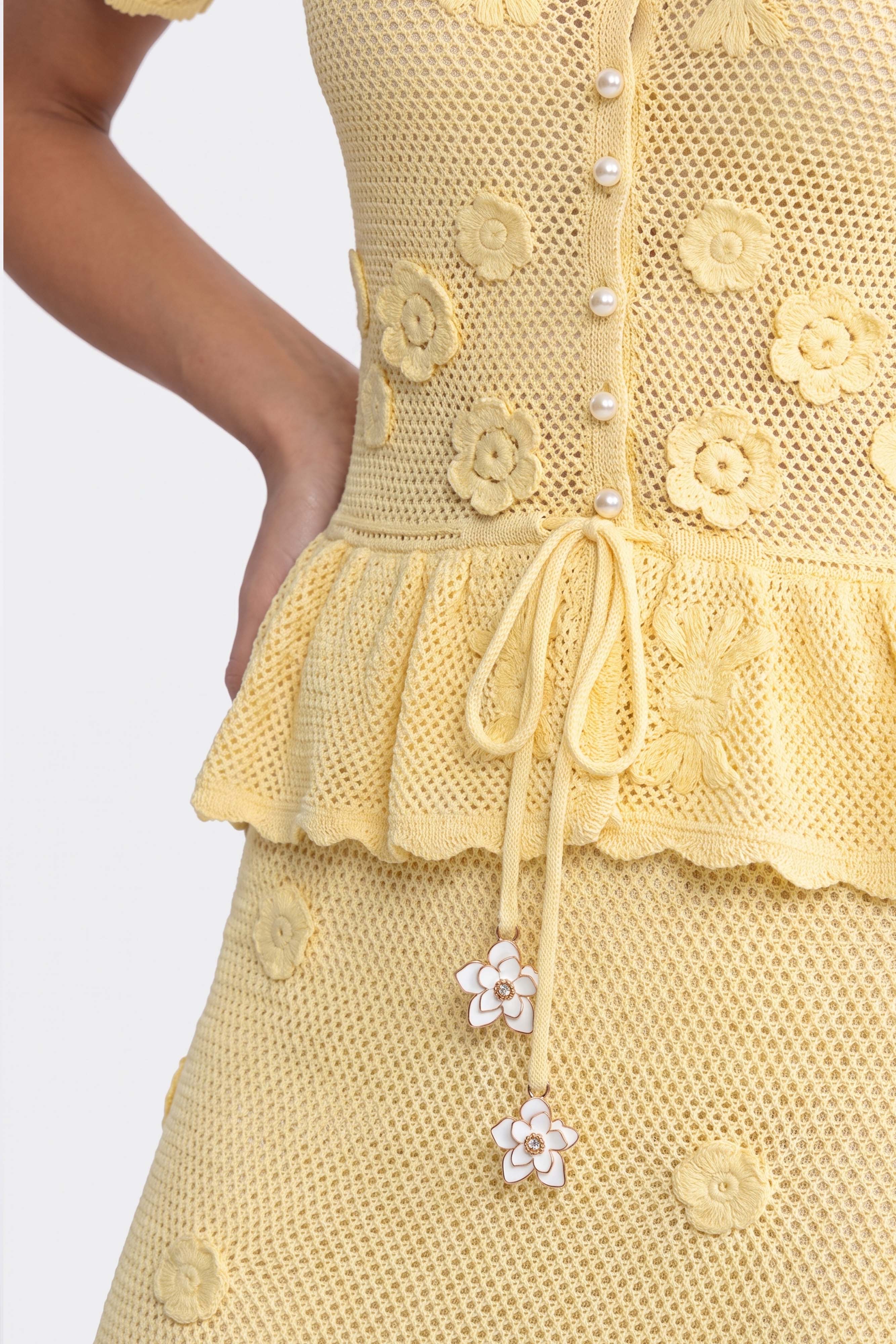 Maxikleid mit Blumenhäkeldetails und Peplum mit Kordelzug in der Taille – Gelb 