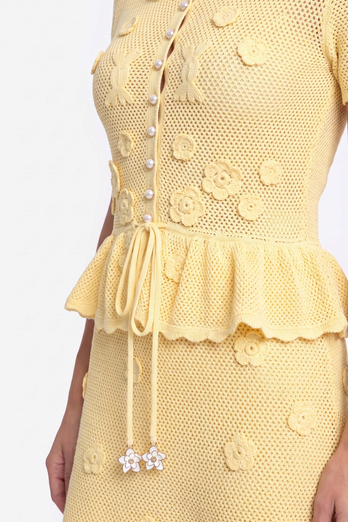 Maxikleid mit Blumenhäkeldetails und Peplum mit Kordelzug in der Taille – Gelb 